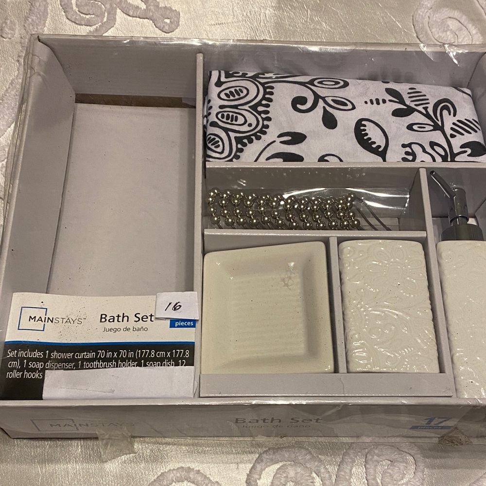 Mainstays Black and White Bath Set